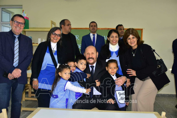 Insfrán inauguró siete obras educativas y llegó a los 1562 nuevos