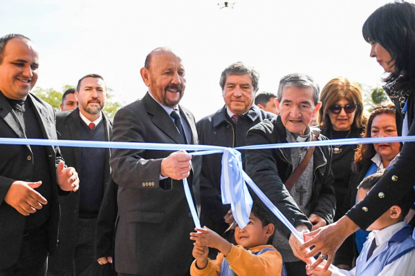 Insfrán inauguró siete obras educativas y llegó a los 1562 nuevos