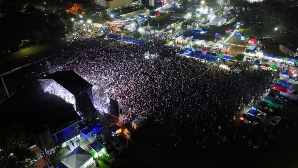 Una multitud disfrutó de los shows musicales de la Fiesta Nacional del Pomelo