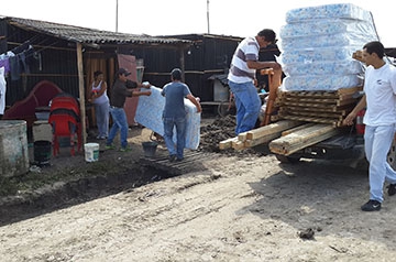 Ininterrumpida asistencia a familias evacuadas en el barrio El Porvenir.