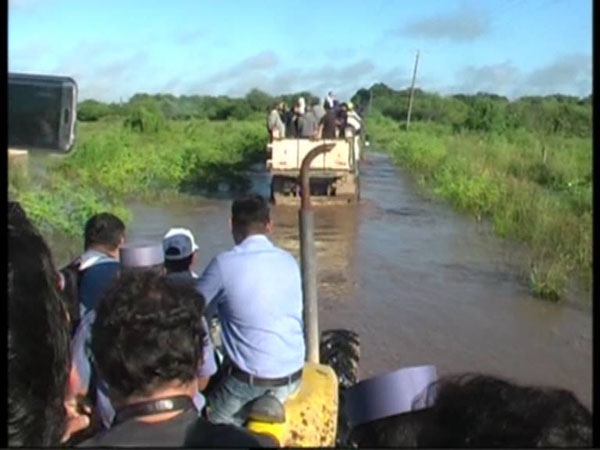 El gobierno asiste a familias de ladrilleros afectados por las lluvias en Piran.