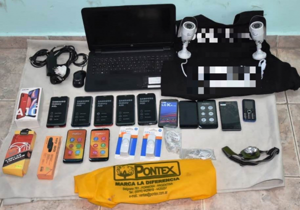 La Policía detuvo a una mujer y recuperó elementos robados de una casa de venta de teléfonos celulares