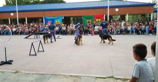 La sección canes de la Policía realizó una exhibición de destreza canina