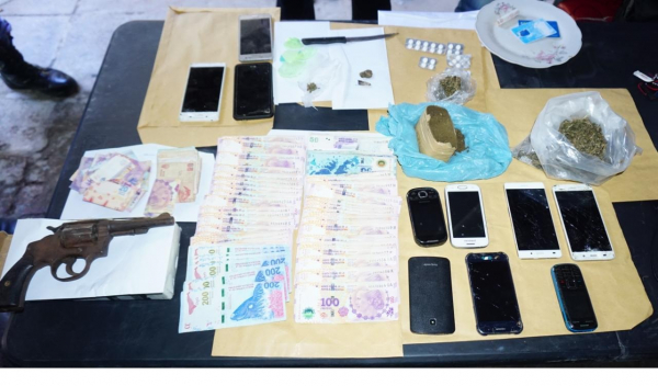 Desarticularon presunto centro de distribución de drogas al menudeo del barrio Guadalupe y detuvieron a dos personas.