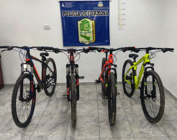 La rápida respuesta policial permitió recuperar cinco bicicletas y capturar a tres personas