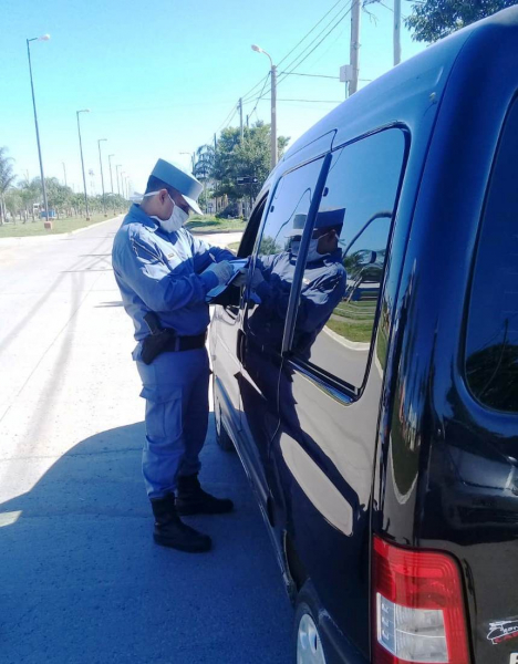 La polica detuvo a un hombre que pretendi burlar un control con documentacin adulterada.