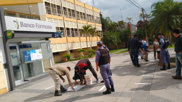 La polica marc en las veredas de los bancos la distancia social.