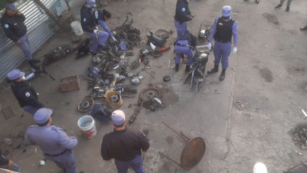 Desmantelaron un desarmadero de motos en una vivienda del Antenor Gauna.