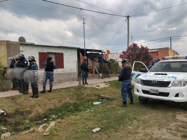 Tras una amplio labor la polica secuestro un arma de fuego en el barrio Lote 111, hay dos detenidos.