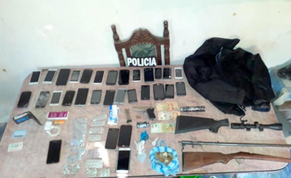 La Polica allan tres viviendas y secuestr 29  telfonos celulares, armas de fuego y droga