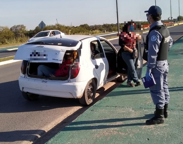 La Polica detect un menor dentro del bal de un auto