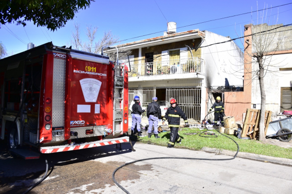 Bomberos extinguieron el incendio en un depsito de cartones