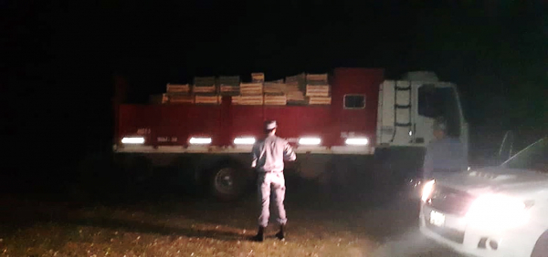 480 cajas de  tomates, un camin y una embarcacin fueron secuestrados por la Polica en la costa del Riacho Piky Siry.