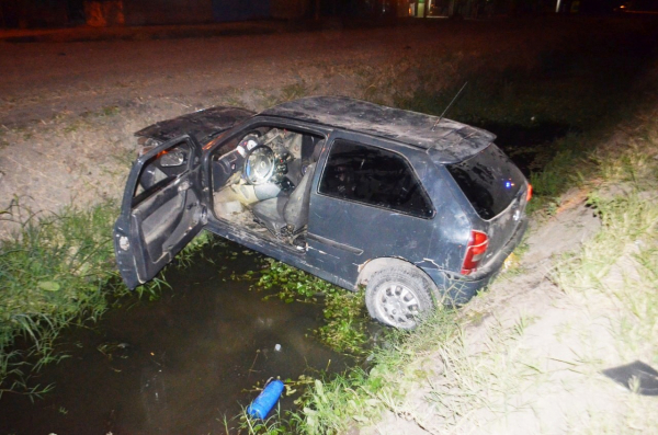 Un hombre falleci horas despus de caer con su auto a un zanjn