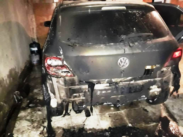 La Polica investiga el incendio de dos automviles