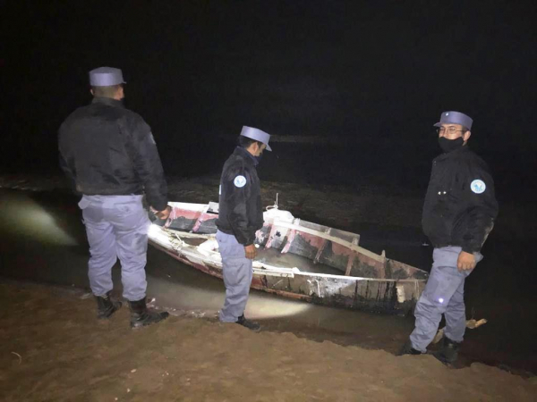 Lucha firme en los lmites de nuestra provincia.   La Polica secuestr una canoa  y detect a un hombre que ingres desde la Provincia del Chaco.