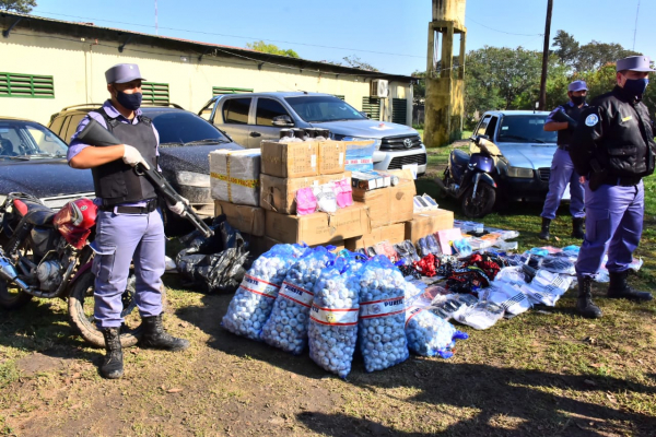 Golpe al contrabando La Polica secuestr 5 vehculos, 2 motos y mercadera sin aval aduanero valuadas en 5.000.000 de pesos; hay 7 detenidos