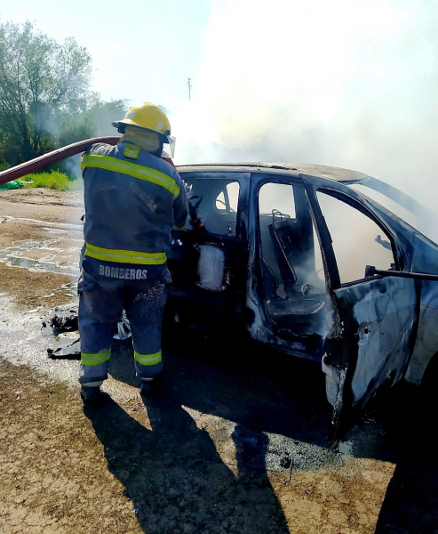 Tom prestado el auto del amigo y en un descuido se incendi