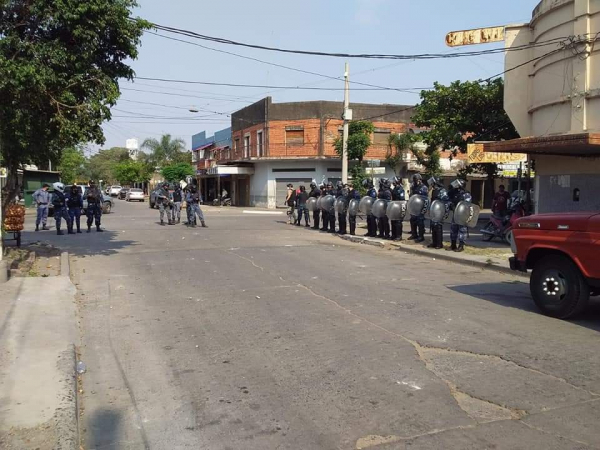 Clorinda. La Polica intercept un colectivo y un camin con mercaderas a fin de establecer su procedencia generndose incidentes entre comerciantes, estibadores, camioneros y el propio Intendente contra la polica.