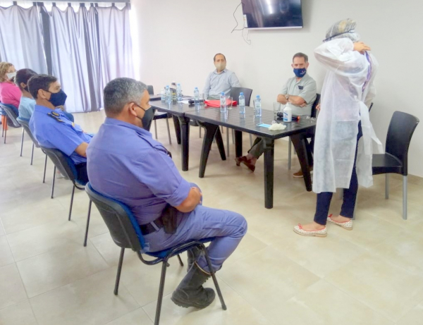 Equipo de Salud y Policial brindaron charla sanitaria para los efectivos que trabajan en los centros de aislamiento del oeste provincial