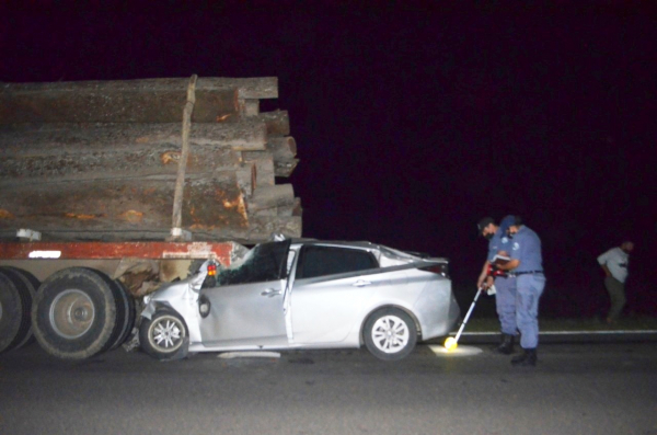 SAN HILARIO: Un siniestro vial entre un camin y un auto sobre la Ruta  Nacional 81 termin con una mujer internada en grave estado