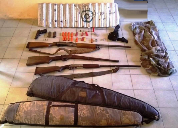 Paraje Punta del Agua:  Realiz varios disparos con arma de fuego hacia un amigo, la Polica  allano la casa del autor y fue detenido; se secuestraron varias armas