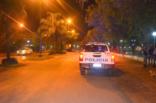 Motoqueros daaron tres patrulleros en distintos puntos  de la ciudad y lesionaron a dos policas; hay un detenido