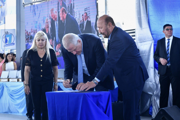 El Gobernador y Perczyk firmaron el llamado a licitacin pblica para el edificio de la Facultad de Ciencias Mdicas de la UPLaB