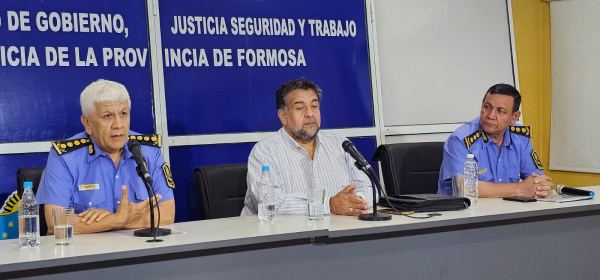 El conductor de un camin cisterna arremeti contra policas en un control, luego huy y abandon el rodado frente a un campo