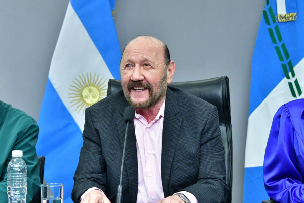 El gobernador Insfrn anunci nuevo incremento del 30% para estatales, totalizando una mejora salarial anual del 110%