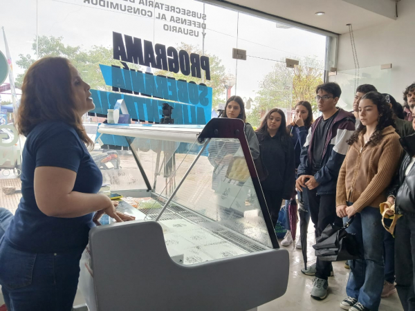 Soberana Alimentaria Formosea:  Estudiantes de la Universidad de la Cuenca del Plata visitaron un Centro del Programa