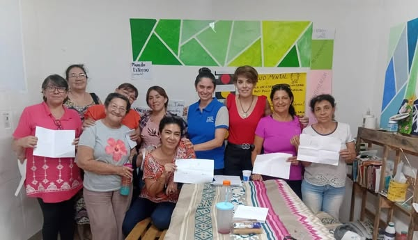 MUJERES QUE ACOMPAÑAN