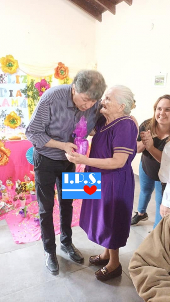 Adultas mayores tuvieron sus festejos por el Da de la Madre