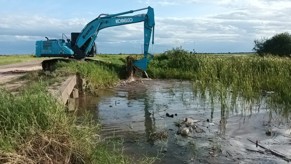Continúa el trabajo de la DPV para aliviar la situación por anegamientos en Palo Santo