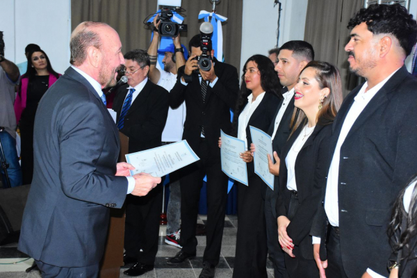 El gobernador Insfrán encabezó la entrega de diplomas de 23 nuevos egresados de la UPLaB