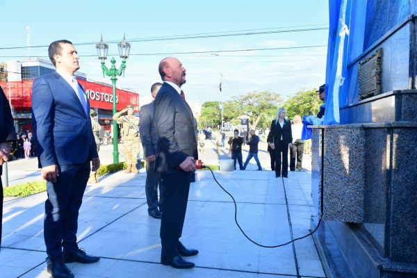 El gobernador Insfrán presidió el acto conmemorativo del Día de la Independencia Nacional