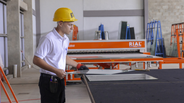 Producción local y sustentabilidad: Glass NEA lidera el mercado de vidrios laminados en el NEA