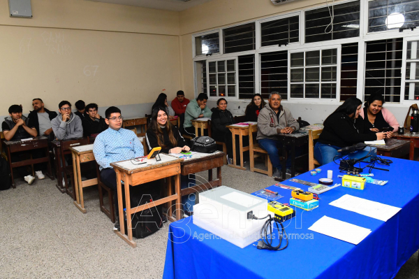 Formaci�n t�cnica y salida laboral: Comenz� la capacitaci�n en reparaci�n de celulares