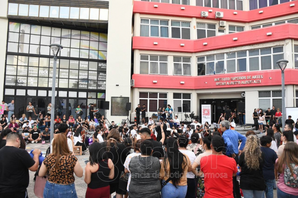 Ar�oz acompa�� la exposici�n del ISA por el Mes de las Artes