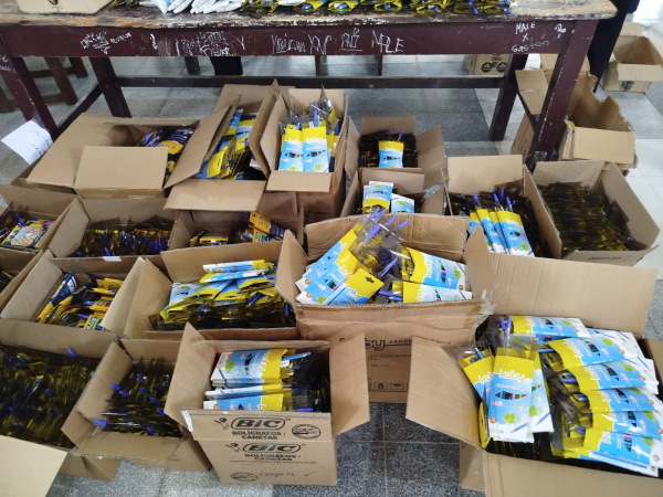 Entrega de kits escolares en el oeste: 