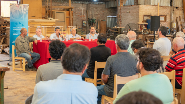 El Gobierno de Formosa firm� convenio para la provisi�n de mobiliario escolar