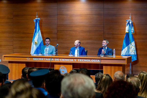 El gobernador Insfr�n encabez� la firma de convenios estrat�gicos con el CFI