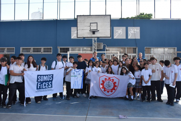 Estudiantes secundarios recibieron a figuras de La Unión de Formosa