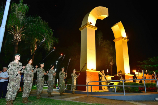 Emotiva marcha de antorchas y vigilia en homenaje a los héroes de Malvinas