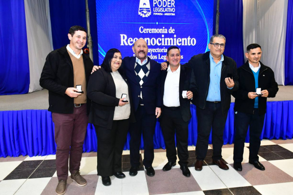 El gobernador Insfr�n acompa�� la ceremonia de reconocimiento a la trayectoria de empleados legislativos