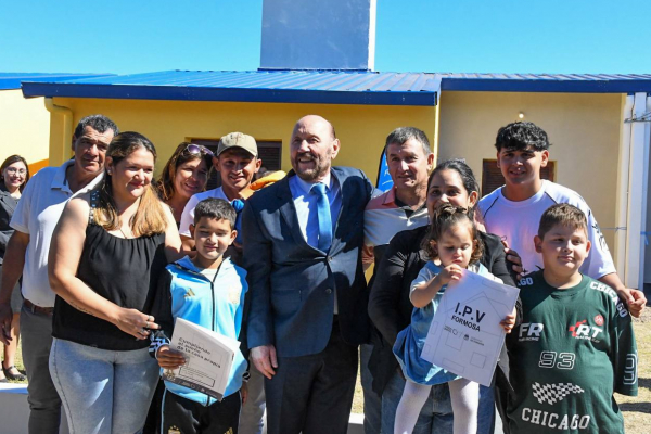 El Gobernador entreg� viviendas a 80 familias en Laguna Blanca
