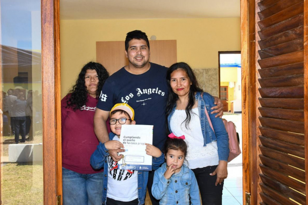Emoci�n de las familias tras la entrega de 80 viviendas: "La justicia social es una realidad" con el Modelo Formose�o