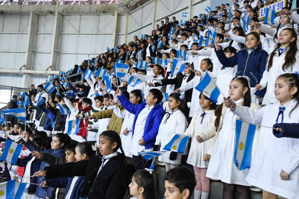 Día de la Bandera: Más de 1100 estudiantes y efectivos de las fuerzas prometieron fidelidad a la insignia patria