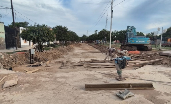 Avanza la pavimentación y el sistema de desagües pluviales en la avenida  Degen de Ingeniero Juárez
