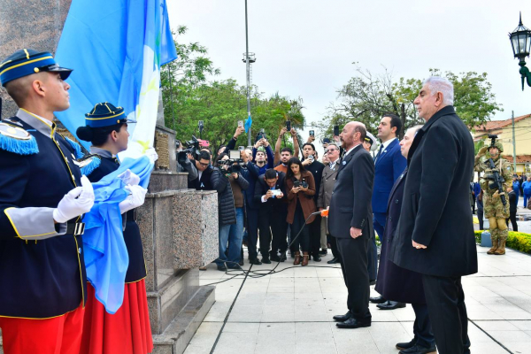 El gobernador Insfr�n encabez� el acto por el 216� aniversario de la Revoluci�n de Mayo